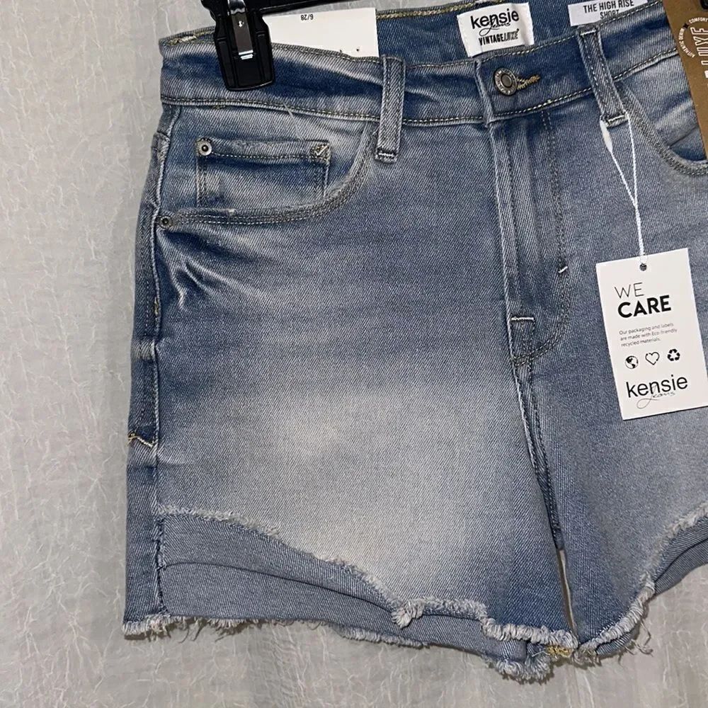 kensie 6/28 Vintage Luxe High Rise Raw Hem Distressed Blue Med Wash Shorts - Picture 5 of 15